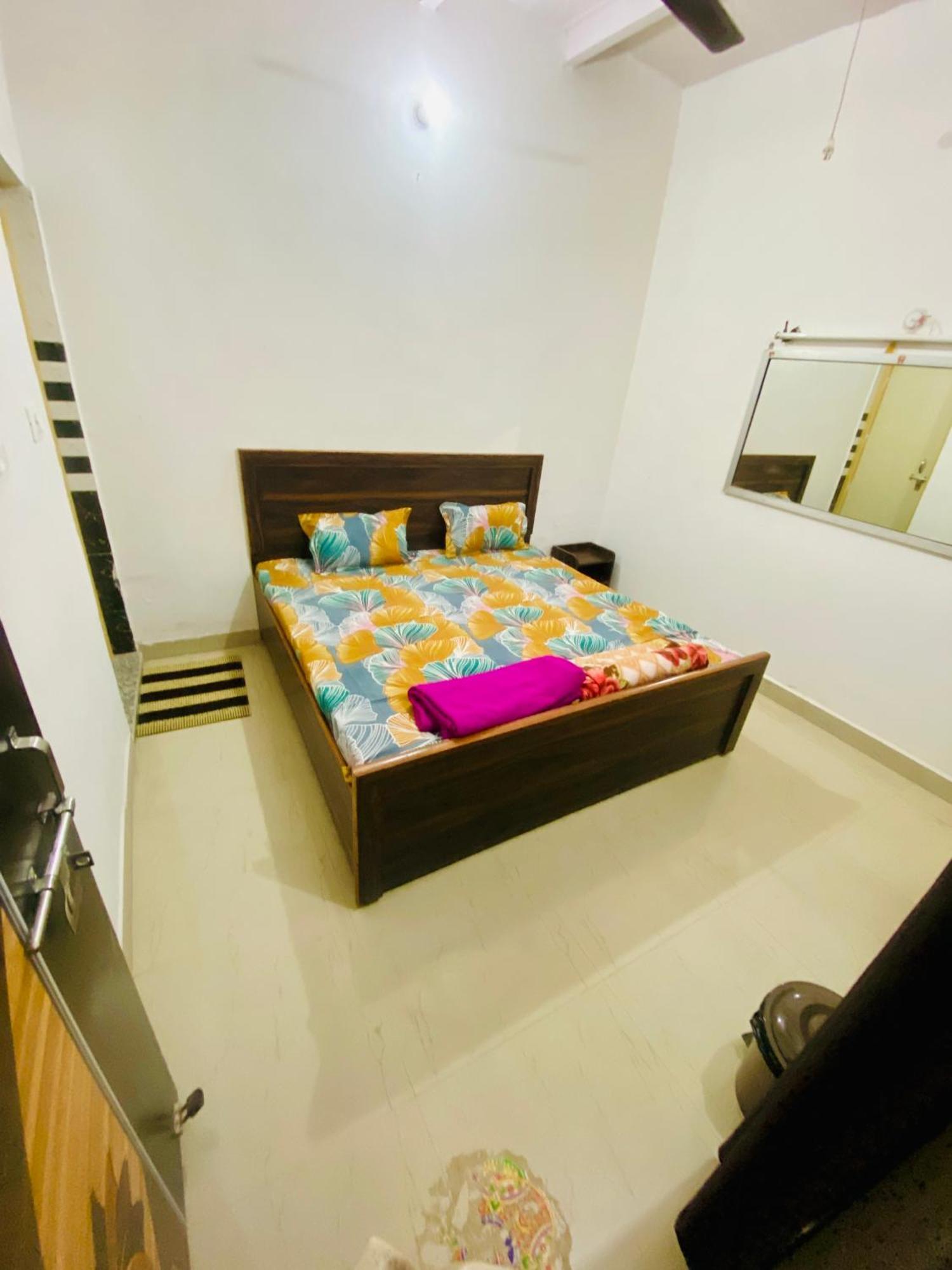 Nirupam Sadan Homestay Vrindavan Exterior photo