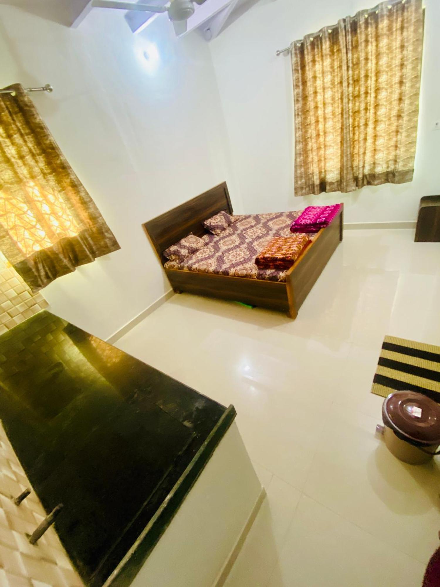 Nirupam Sadan Homestay Vrindavan Exterior photo