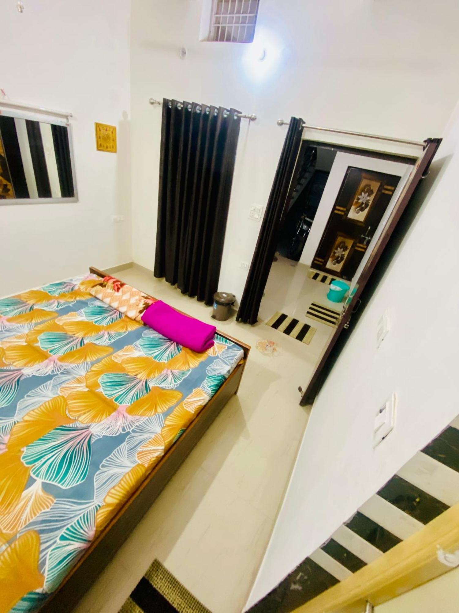 Nirupam Sadan Homestay Vrindavan Exterior photo